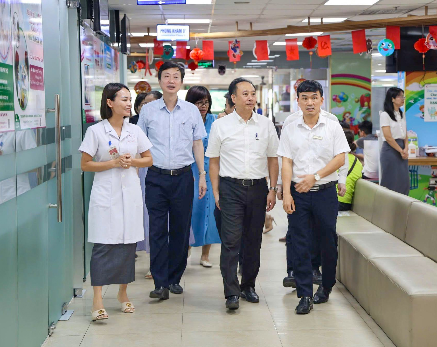 Đoàn công tác Bệnh viện đã tham quan thực tế mô hình tổ chức, quy trình vận hành và hệ thống cơ sở vật chất của Bệnh viện Sản Nhi tỉnh Phú Thọ